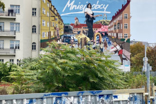 Wyjątkowy mural powstał we Wrocławiu! Wizualny hołd dla Jana Borysewicza z okazji sukcesu Mniej obcego