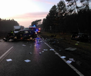 Czołowe zderzenie dwóch aut pod Bydgoszczą. Cztery osoby są ranne