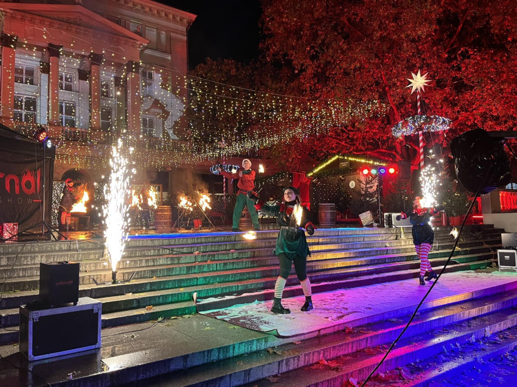 Betlejem Poznańskie 2023. Zimowe Fire Show na placu Wolności w Poznaniu