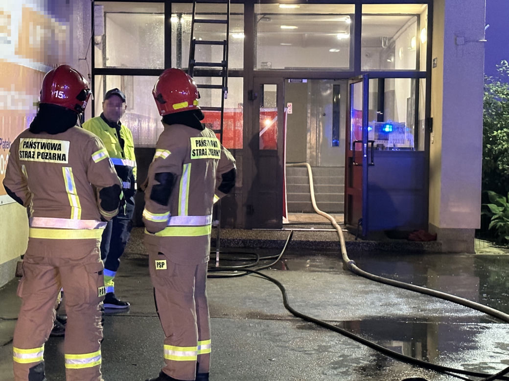 Spalone zwłoki mężczyzny na balkonie. Tragiczny pożar na Bródnie