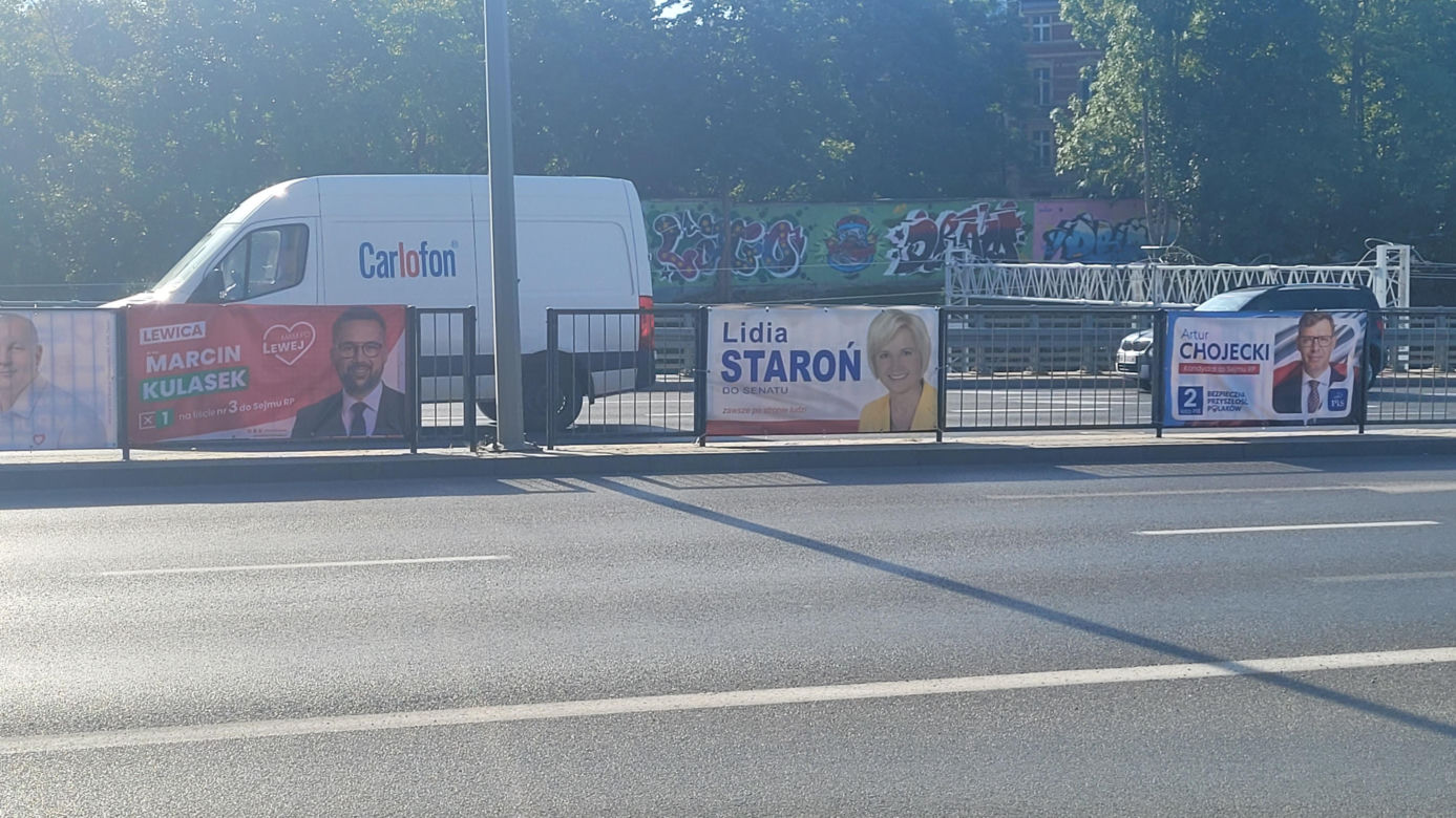 Na autobusach, słupach, budynkach. Bannery wyborcze "zalały" Olsztyn [ZDJĘCIA]