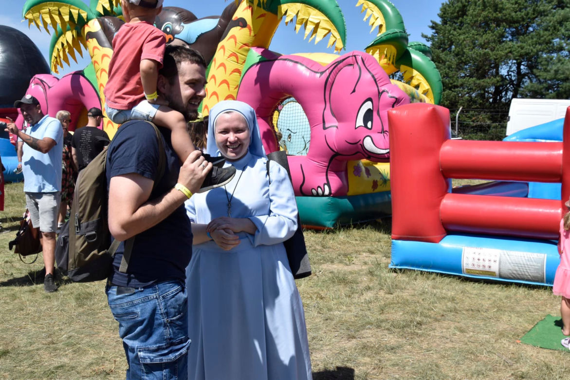 Rodzinny Piknik Lotniczy w Gryźlinach 2023. Lotnicy-akrobaci zachwycili publiczność