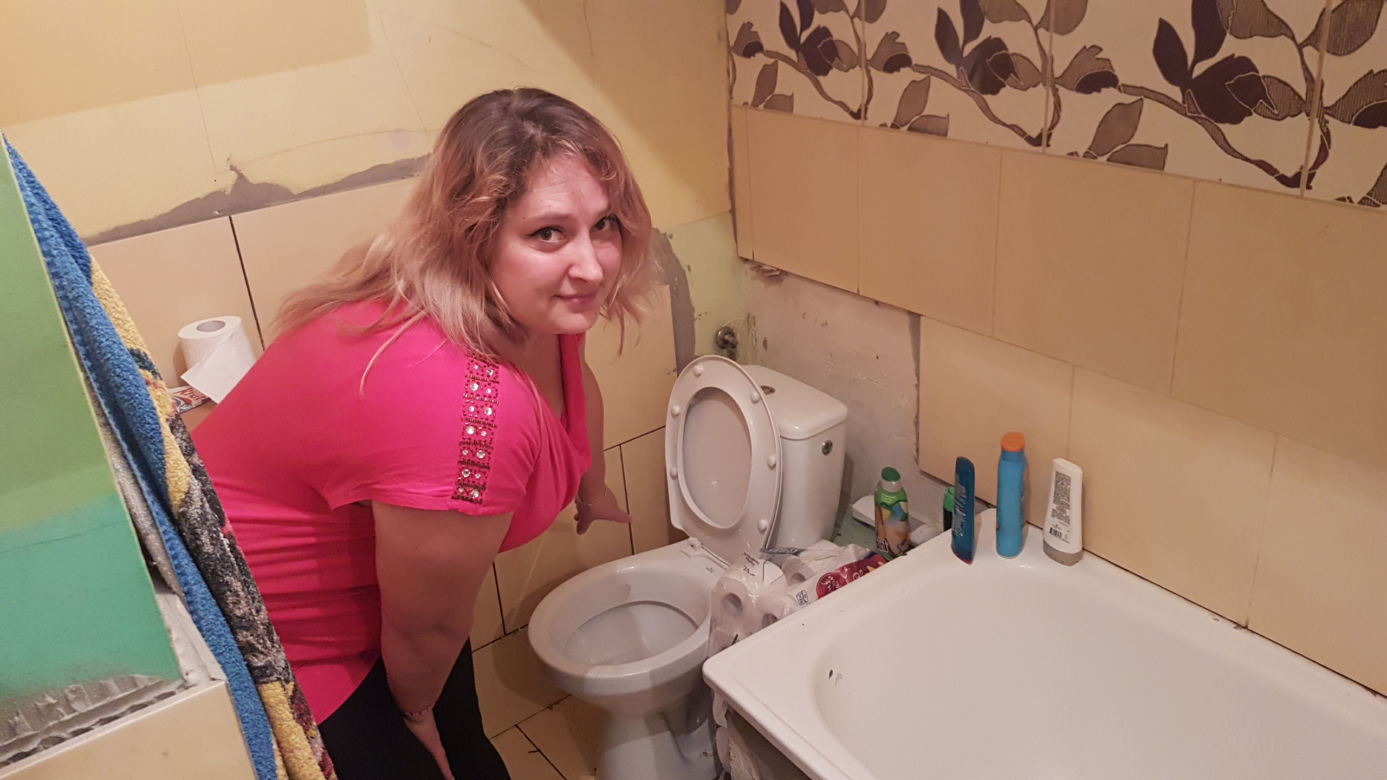 W toalecie przez muszle klozetową wyszedł szczur