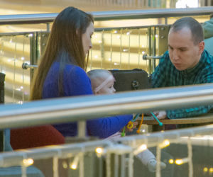 Minister Adam Andruszkiewicz z żoną i córeczką na świątecznych zakupach