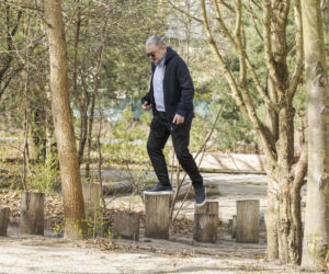 Karol Karski w lesie