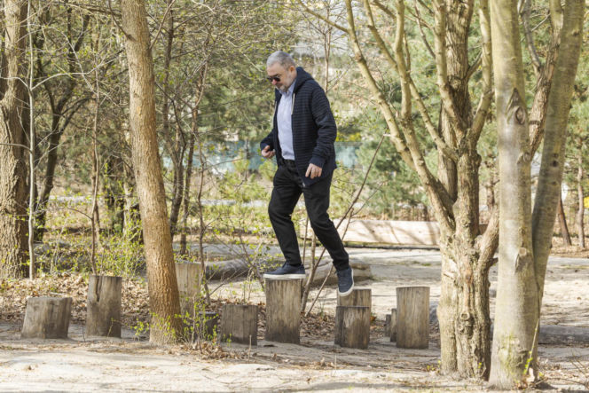 Karol Karski w lesie