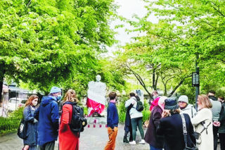 Polonia chce bronić narodowego bohatera. Czuwali przy pomniku Popiełuszki   