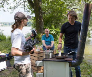 Karol Okrasa gotował w środku warmińskiego lasu! Kiedy emisja programu? [ZDJĘCIA]