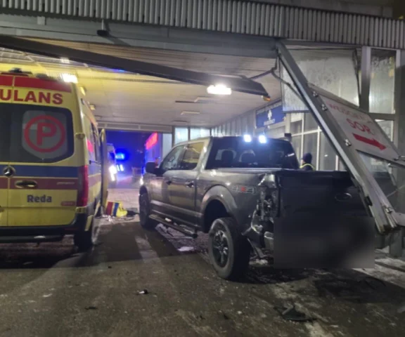 Pick-up uderzył w SOR i karetkę