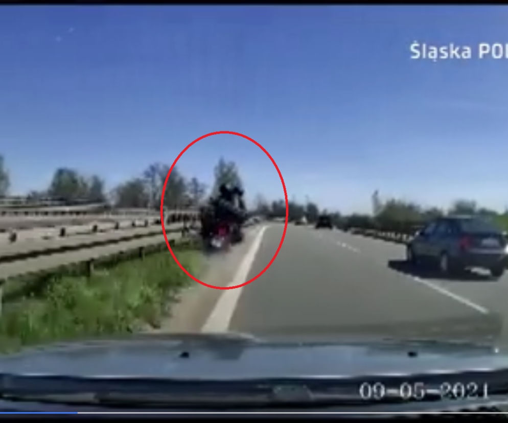 Śląskie: Straszny wypadek motocyklisty. Uderzył wprost w barierki. Jechał z pasażerką [WIDEO]