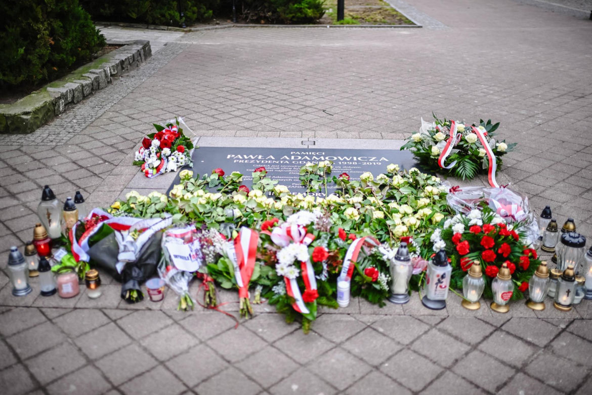 Grób Pawła Adamowicza i miejsce zamachu w szóstą rocznicę tragedii