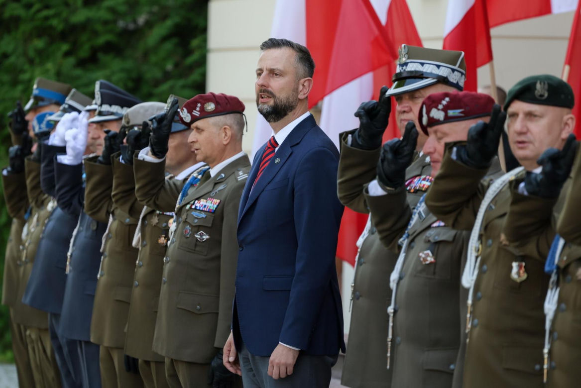 Szef MON wręczył odznaczenia żołnierzom