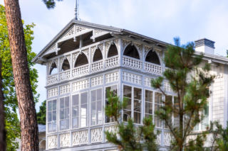 Klimat leśny, balsamiczne powietrze. Pensjonat otoczony przeszklonymi werandami dziś znów zachwyca. Totalna destrukcja