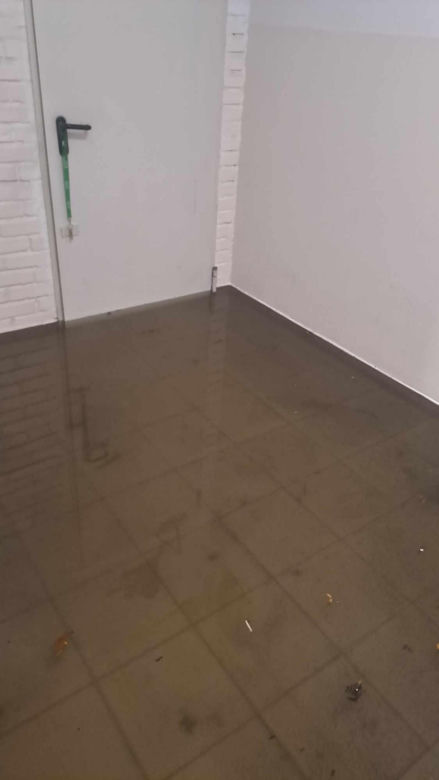 Zalany garaż przy Ząbkowskiej. Mieszkańcy mają dość problemu, który ciągle powraca 