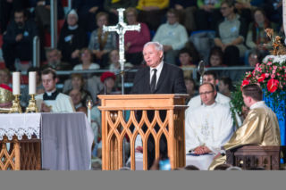 Rząd tańczy i śpiewa na urodzinach Radia Maryja