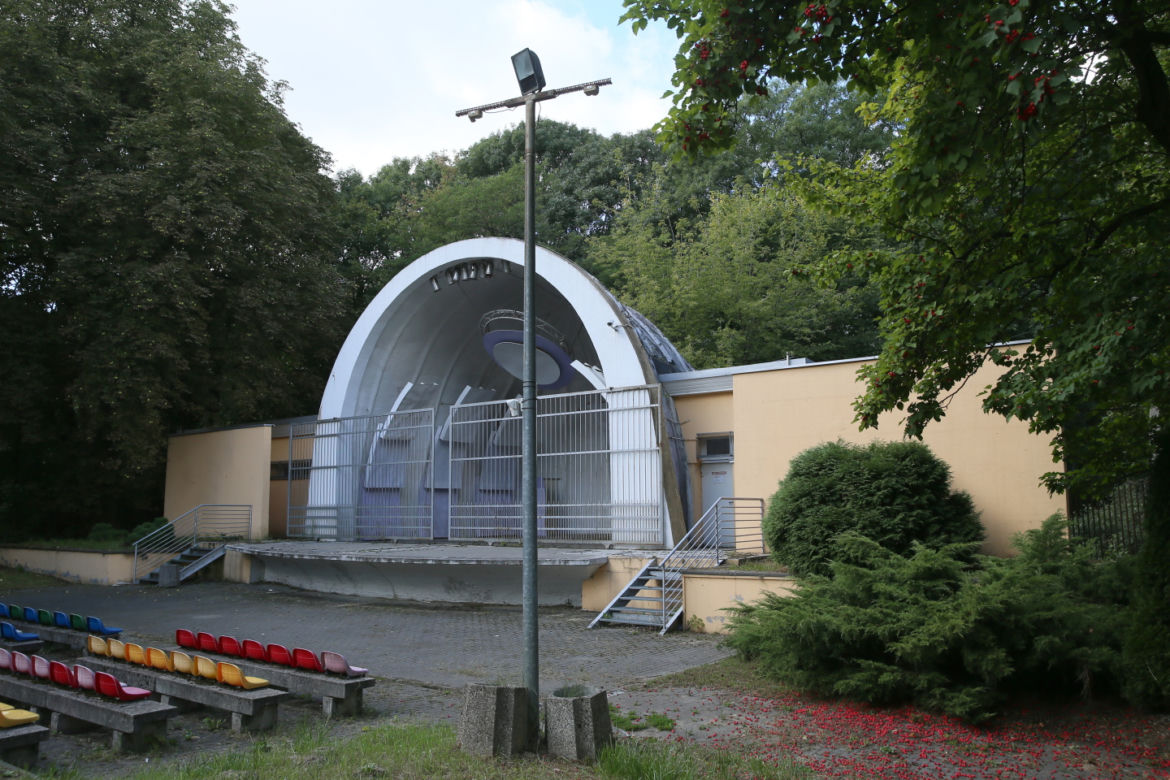 Amfiteatr niszczeje od wielu lat. Czy dzielnica znajdzie dodatkowe pieniądze na jego remont?