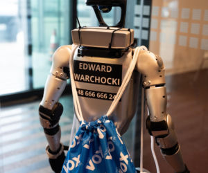 Robot Edward w VOX FM