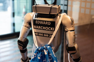 Robot Edward w VOX FM