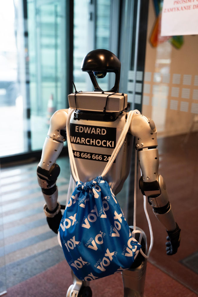 Robot Edward w VOX FM