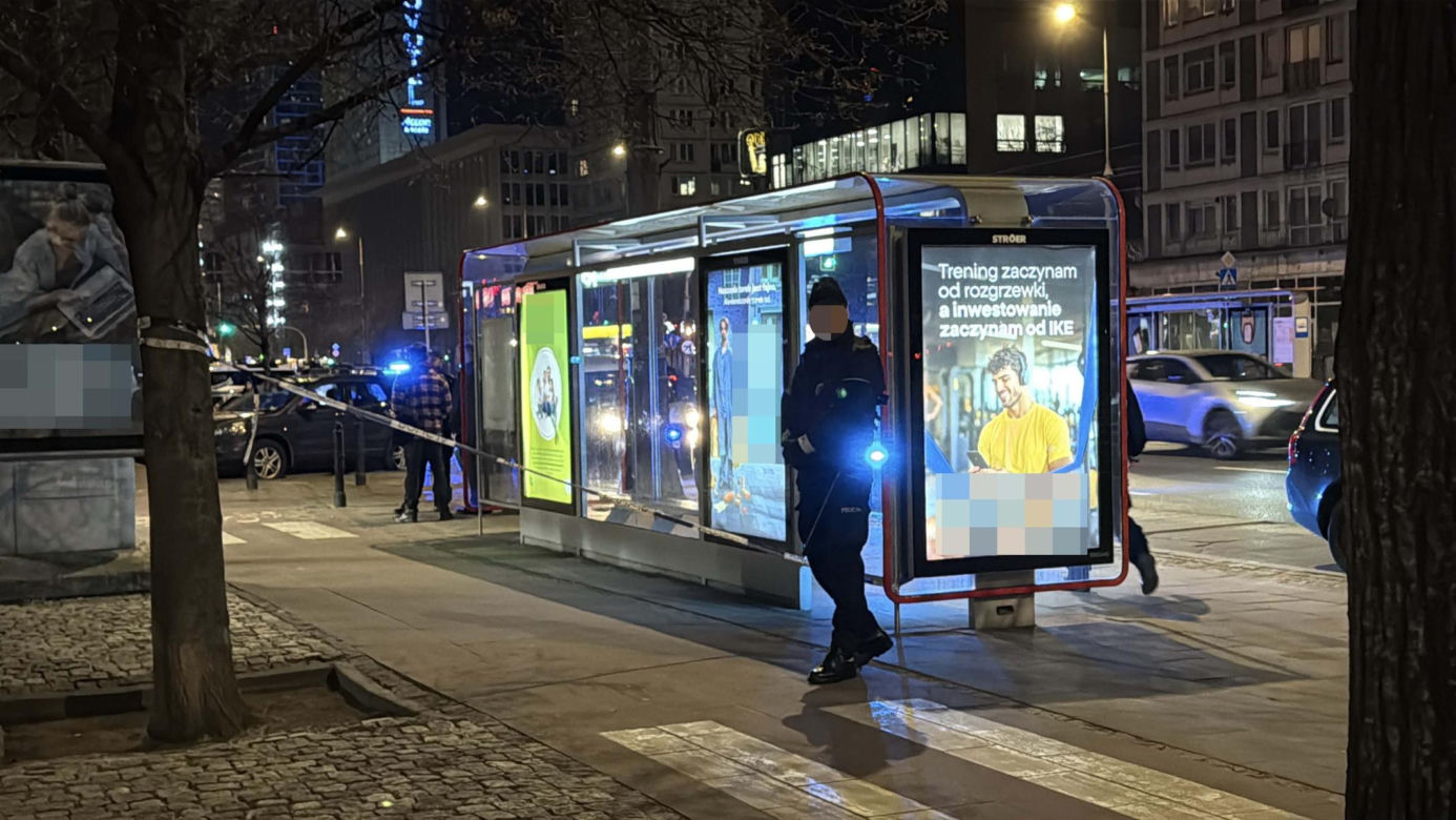 Krwawy atak nożownika w centrum Warszawy. Ofiara walczy o życie, sprawca na wolności