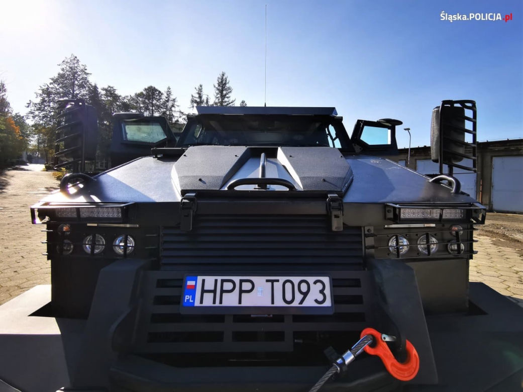 Śląscy policjanci dostali wóz opancerzony za 3 miliony złotych. Wygląda kosmicznie! [ZDJĘCIA, WIDEO]