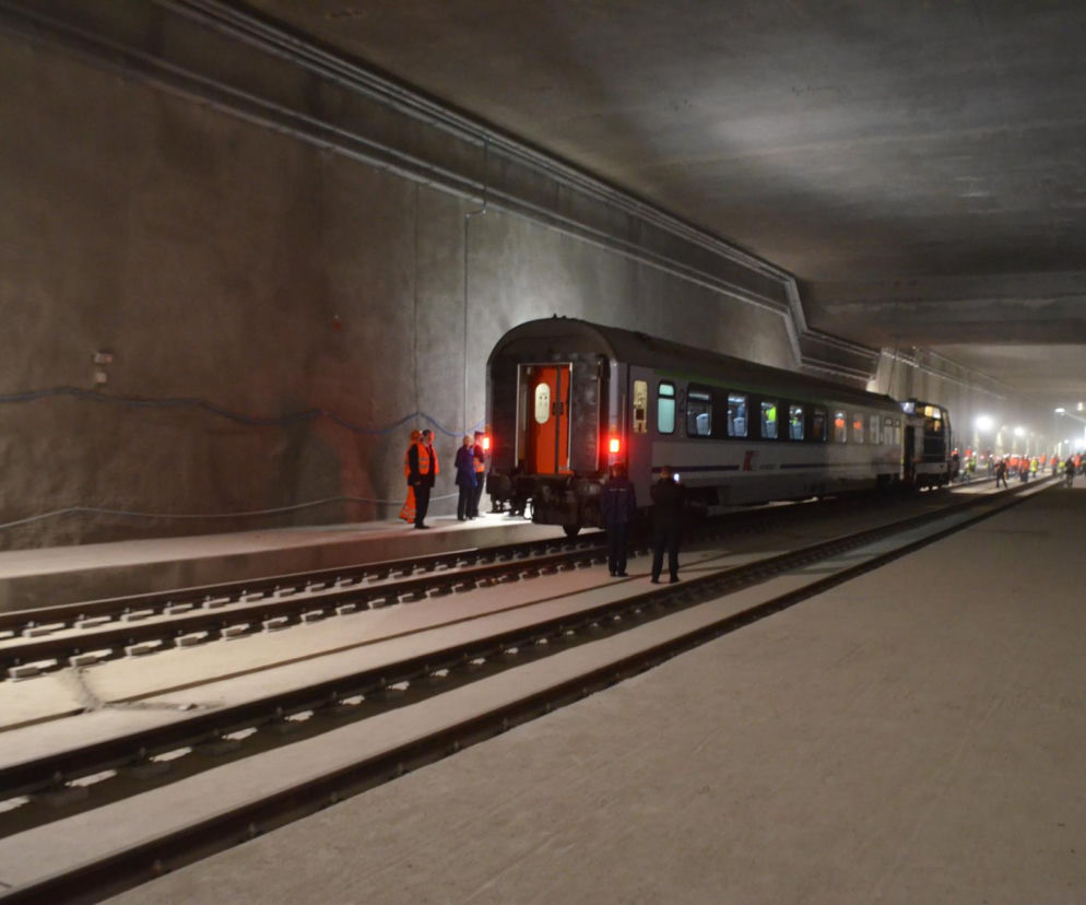 To był historyczny wjazd - po raz pierwszy pociąg wjechał do tunelu prowadzącego na dworzec łódź Fabryczna