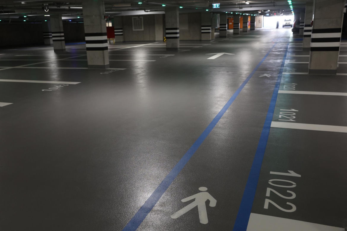Byliśmy w podziemnym parkingu w Warszawie. Ładowarki dla elektryków, cztery poziomy i 7,5 zł za godzinę