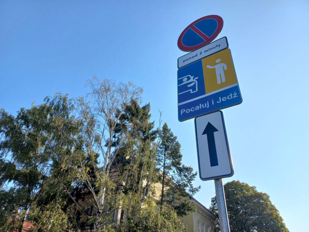 ​Ktoś przemalował strefę „Pocałuj i Jedź” przy Szkole Podstawowej nr 10 w Lesznie. Bo kojarzyła się z barwami Ukrainy