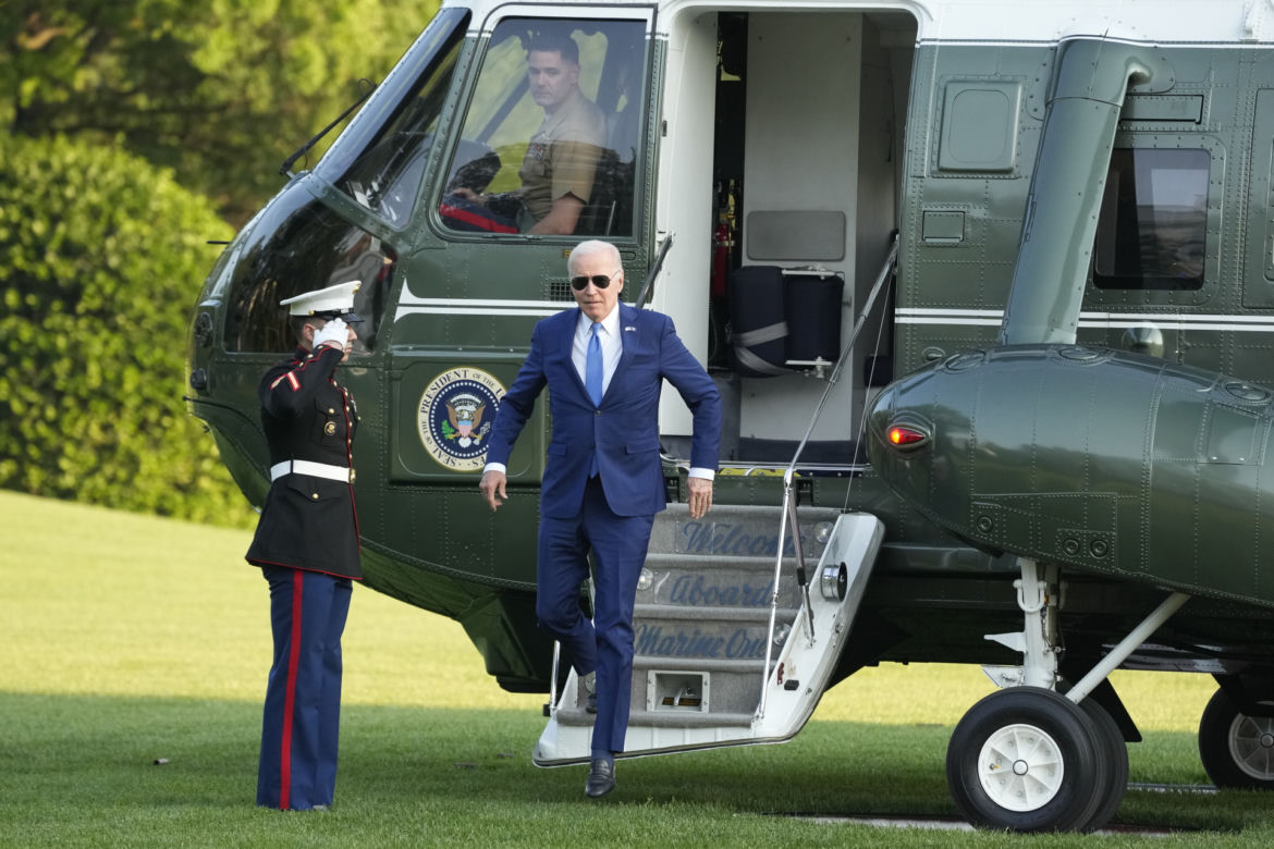 Joe Biden ciągle się przewraca! Takie były jego słynne upadki. Co się dzieje?
