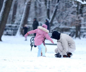 Maciej Pela zabrał córeczki na sanki