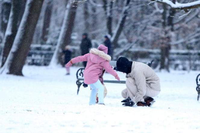 Maciej Pela zabrał córeczki na sanki