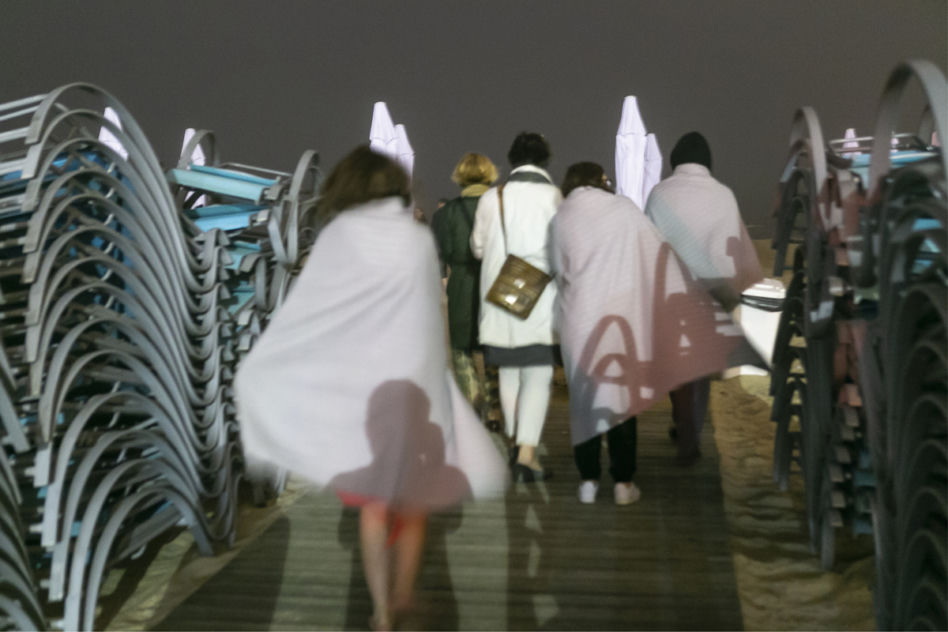 Starzy na plaży