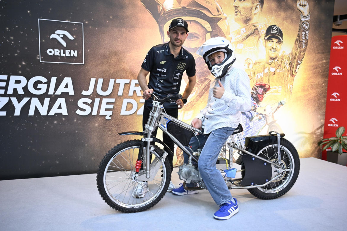 Bartosz Zmarzlik przekazał motocykl 11-letniemu Kubie