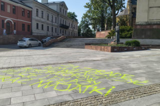 Wandalizm w centrum Kielc. Olbrzymi napis przed katedrą i interwencja policji