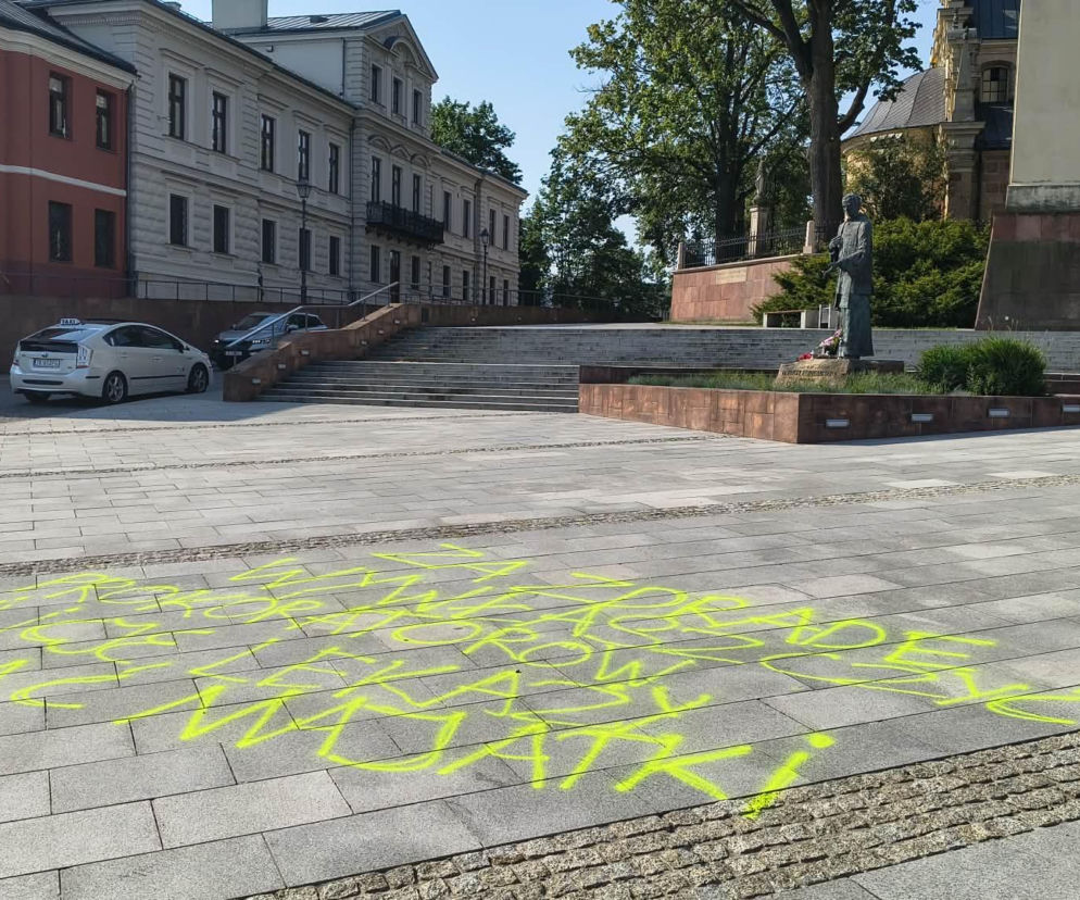 Wandalizm w centrum Kielc. Olbrzymi napis przed katedrą i interwencja policji