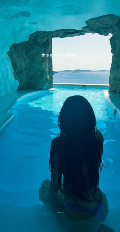 Roxie Węgiel relaksuje się w Mykonos