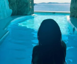 Roxie Węgiel relaksuje się w Mykonos