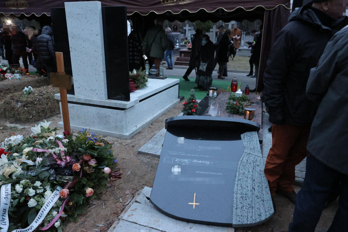 Żałobnik przewrócił pomnik na pogrzebie Kamińskiego