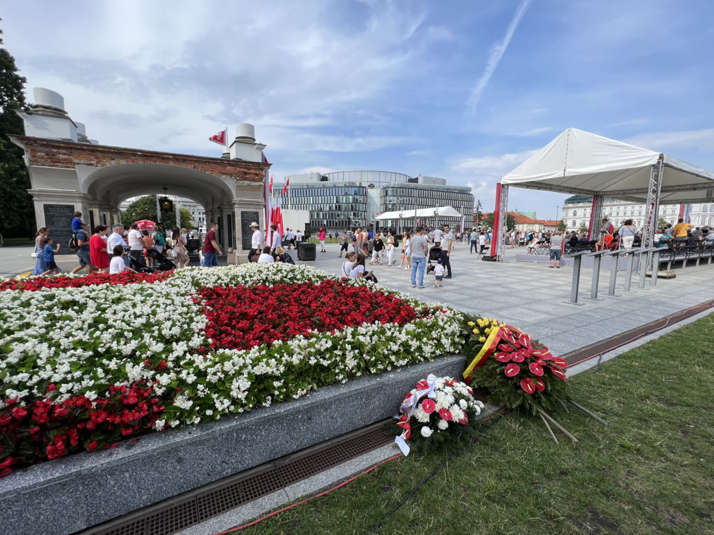 Wieniec od prezydenta Rafała Trzaskowskiego leży pod klombem. Co się stało przy Grobie Nieznanego Żołnierza?