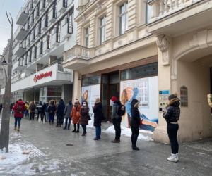 Tłusty czwartek 2021. Łodzianie stoją w długich kolejkach po pączki