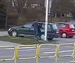 Suwałki. Łobuz w kapturze walił w zielonego passata. Nagrała go kamera [WIDEO]