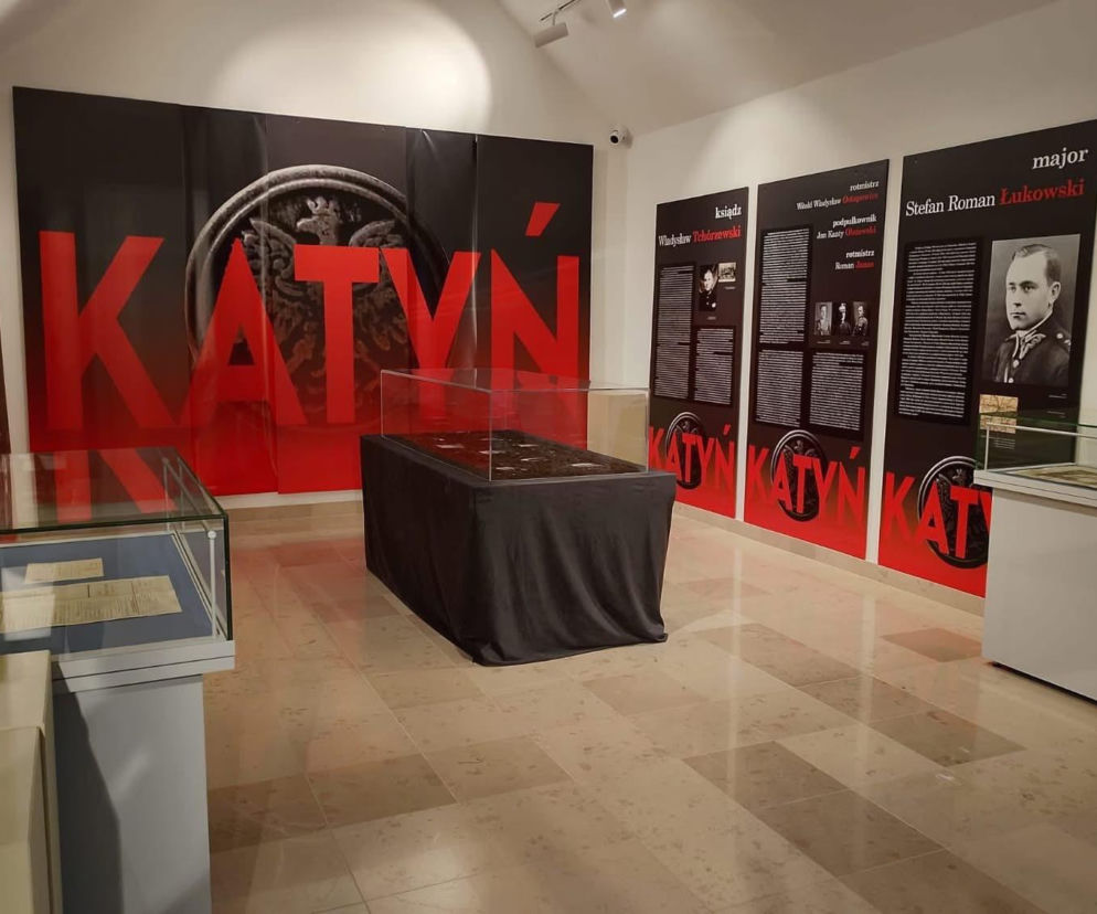 Z okazji rocznicy Zbrodni Katyńskiej zapraszają na oprowadzanie kuratorskie. Będzie można też odebrać guziki katyńskie