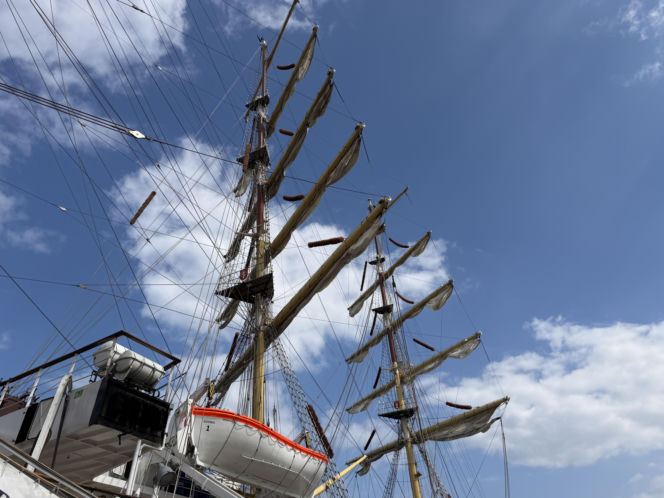 Z Gdyni przez Bahamy do Nowego Jorku! "Dar Młodzieży" wyruszył właśnie w swój najprawdopodobniej ostatni tak długi rejs