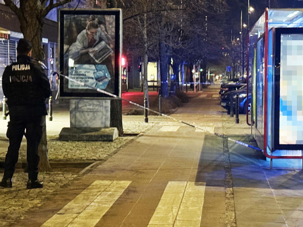 Krwawy atak nożownika w centrum Warszawy. Ofiara walczy o życie, sprawca na wolności
