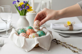 Wielkanocny savoir-vivre. Jeden błąd w te święta to faux pas, którego unikaj?