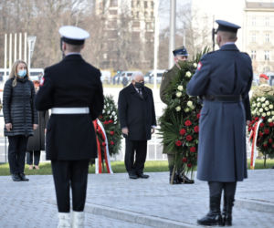 Jarosław Kaczyński podczas uroczystości złożenia kwiatów pod pomnikiem Ofiar katastrofy smoleńskiej, na pl. Piłsudskiego w Warszawie