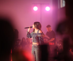 Roxie Węgiel z gołym brzuchem śpiewa dla najmłodszych