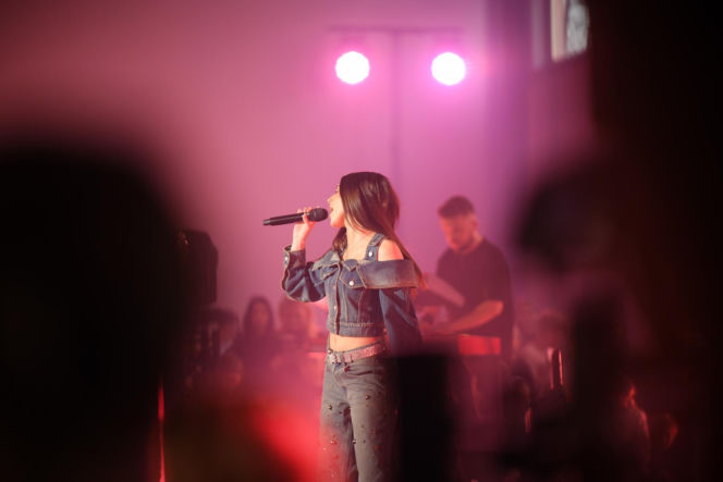 Roxie Węgiel z gołym brzuchem śpiewa dla najmłodszych