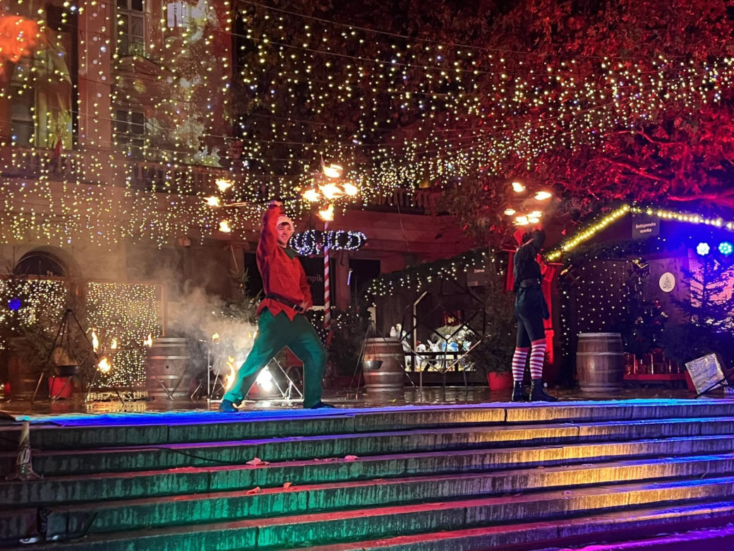 Betlejem Poznańskie 2023. Zimowe Fire Show na placu Wolności w Poznaniu