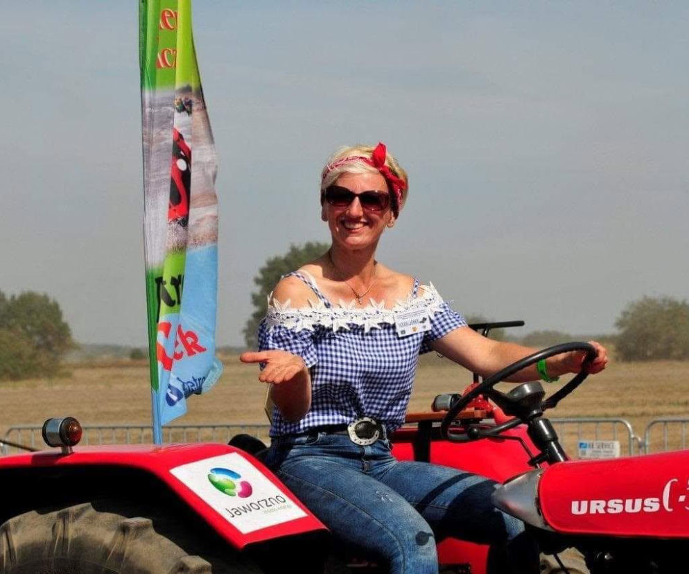 Uśmiechnięta Milena Klimczak za kierownicą traktora Ursus. O jej niezwykłej pasji przeczytasz w Mediateka.